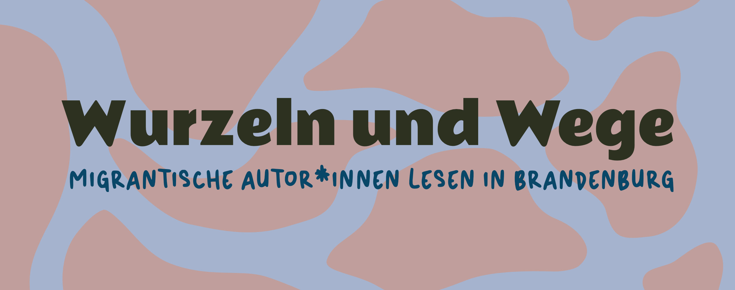 Im Vordergrund steht der Schriftzug "Wurzeln und Wege" in großen, schwarzen Buchstaben. Darunter befindet sich eine kleinere Zeile mit dem Text "Migrantische Autor*innen lesen in Brandenburg" in blauen Buchstaben. Der Hintergrund zeigt ein abstraktes Muster aus wellenförmigen, altrosa und blauen Flächen.